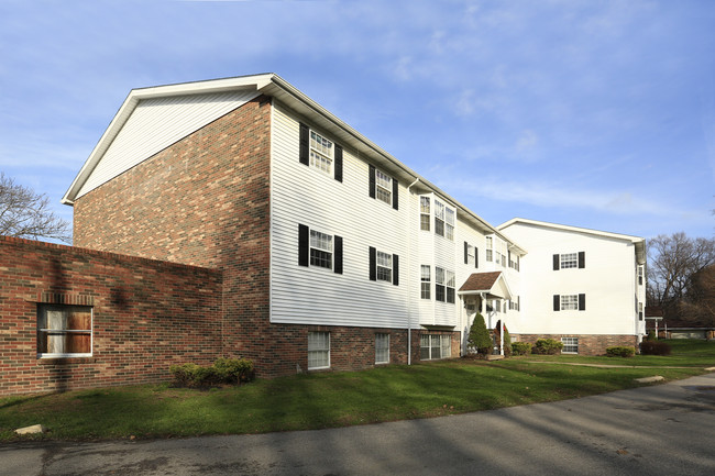 Carriage Hill Apartments in Ashtabula, OH - Building Photo - Building Photo