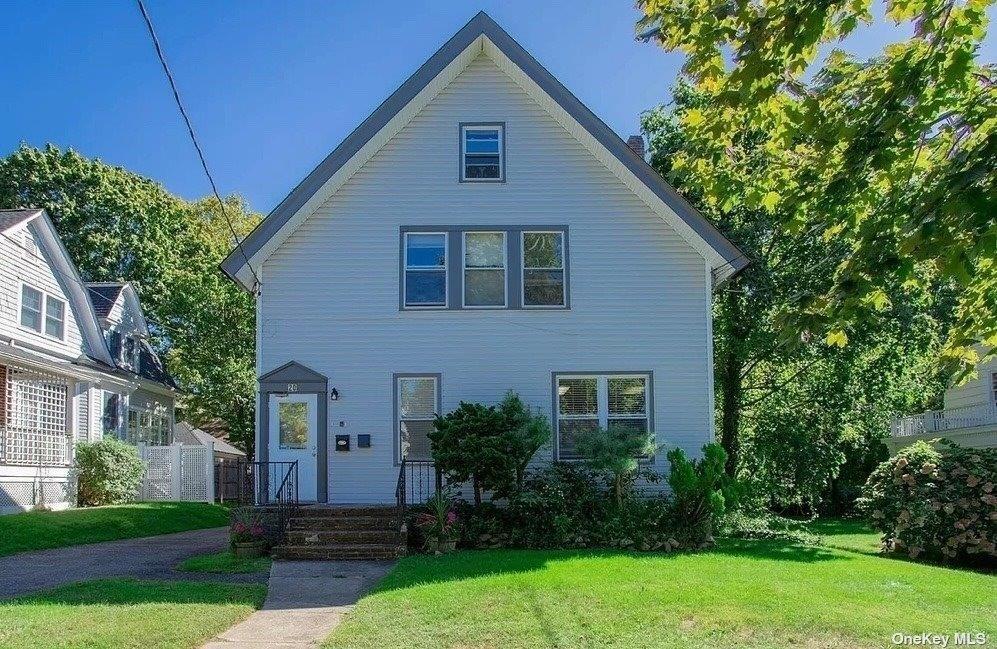 20 Dewey St in Huntington, NY - Building Photo