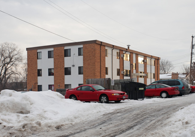 180 Charles St NE in Fridley, MN - Foto de edificio - Building Photo