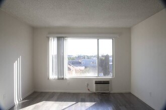 915 N Wilton Pl, Unit 309 in Los Angeles, CA - Building Photo - Building Photo