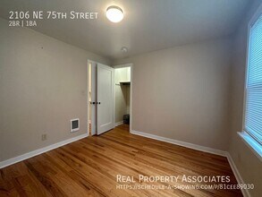 2106 NE 75th St in Seattle, WA - Building Photo - Building Photo