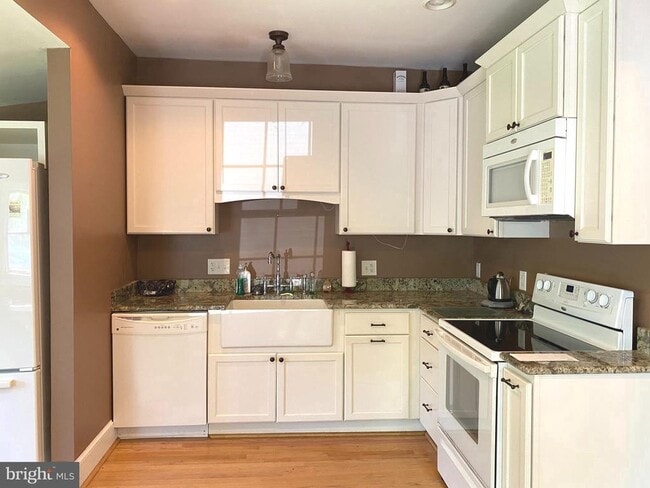 10304 Gunston Rd in Lorton, VA - Building Photo - Building Photo