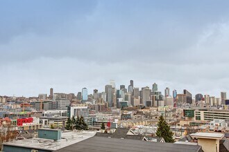 Aqua Terrazza Apartments in Seattle, WA - Foto de edificio - Building Photo