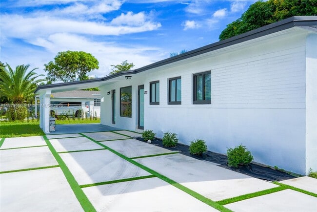 18711 NW 32 Ct in Miami Gardens, FL - Foto de edificio - Building Photo