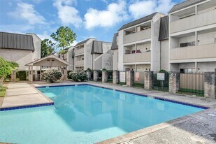 8435 Hearth Dr in Houston, TX - Building Photo