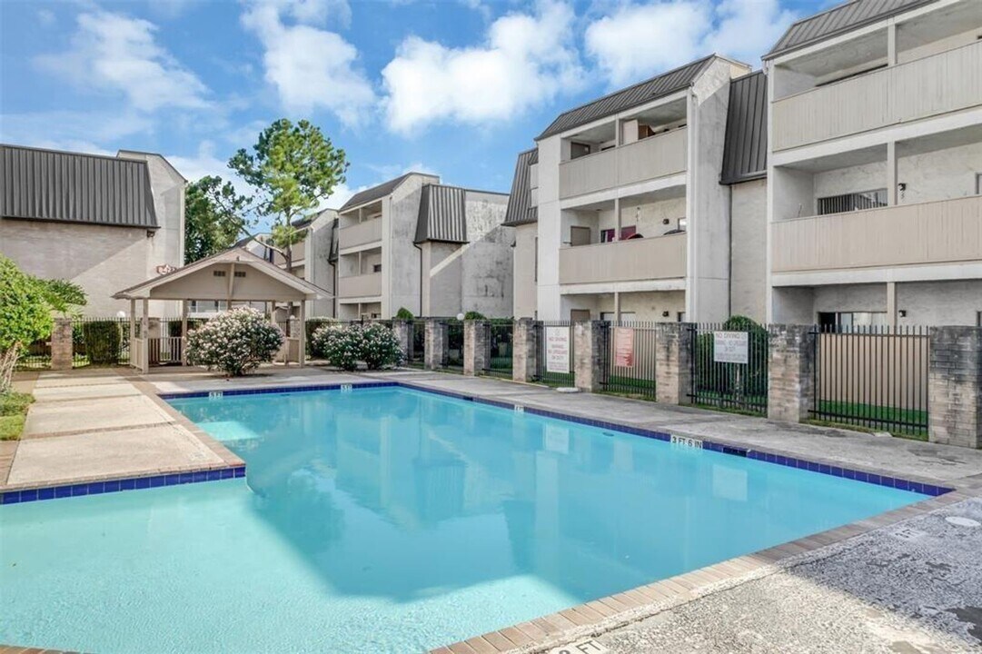 8435 Hearth Dr in Houston, TX - Building Photo