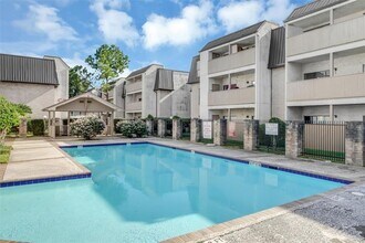 8435 Hearth Dr in Houston, TX - Building Photo - Building Photo