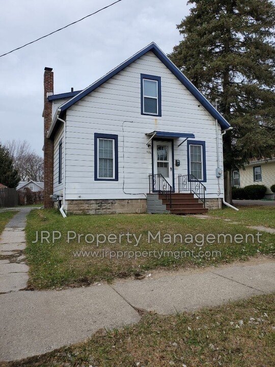 926 Bennett St in Jackson, MI - Building Photo