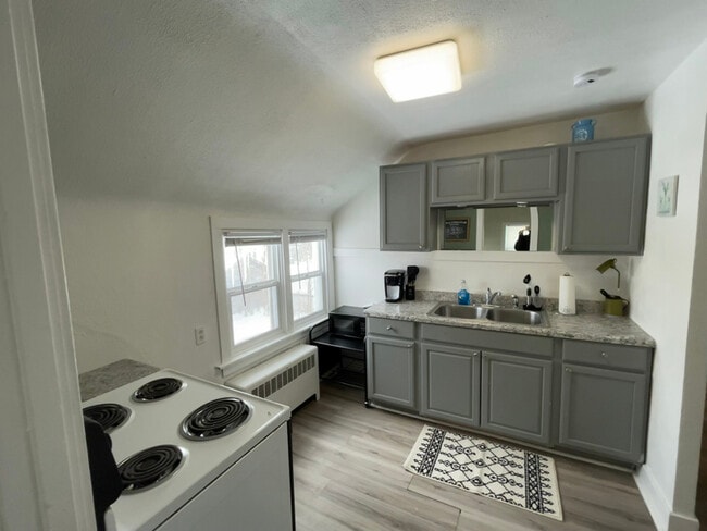 105 Maple Ct, Unit upper in Buchanan, MI - Building Photo - Building Photo