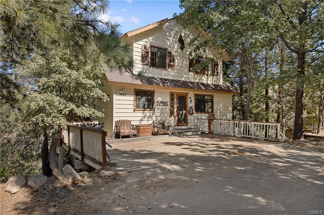 1023 Sandalwood Dr in Lake Arrowhead, CA - Building Photo