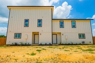 108 Sandy Oaks Loop in Bastrop, TX - Building Photo - Building Photo