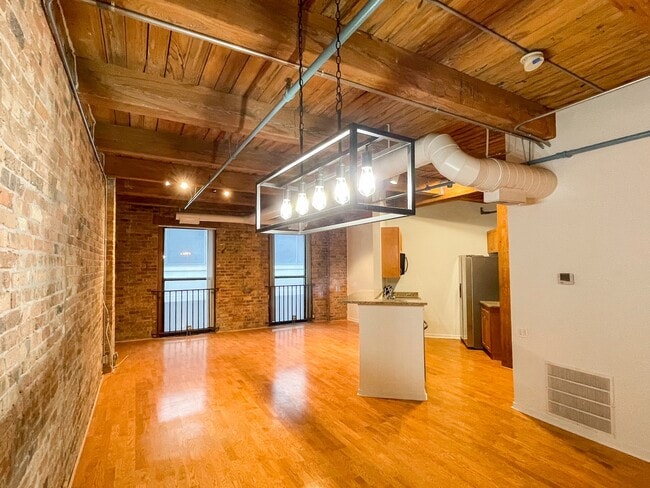 225 W Huron St, Unit 420 in Chicago, IL - Building Photo - Building Photo