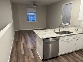 4097 Southampton St in West Sacramento, CA - Foto de edificio - Building Photo