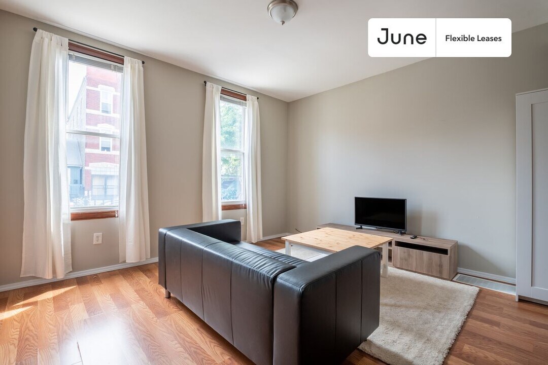 2010 S Loomis St in Chicago, IL - Building Photo