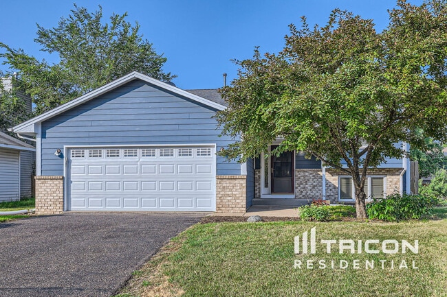 11932 Kerry St NW in Coon Rapids, MN - Building Photo - Building Photo