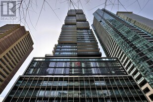 55 Charles St E in Toronto, ON - Building Photo