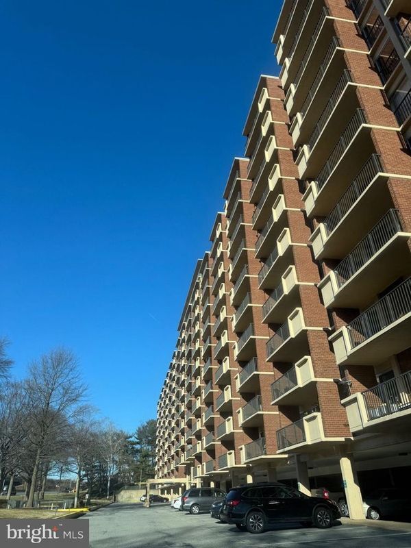 1300 Army Navy Dr in Arlington, VA - Building Photo - Building Photo