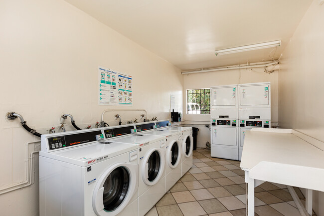 Sungate Apartments in Canoga Park, CA - Foto de edificio - Interior Photo