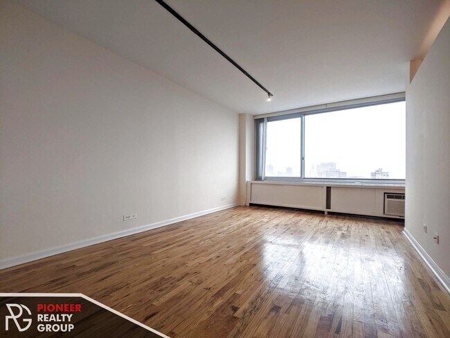 826 W Wilson Ave, Unit 510 in Chicago, IL - Building Photo - Building Photo