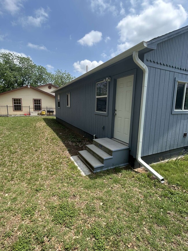 1007 E Grand Ave in Comanche, TX - Building Photo - Building Photo