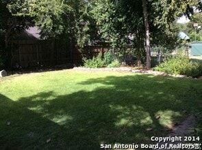 323 E Melrose Dr in San Antonio, TX - Building Photo - Building Photo