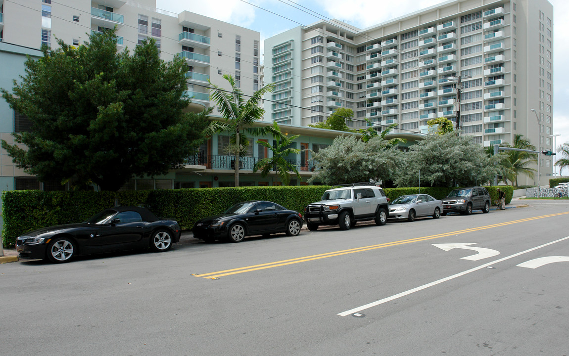 Thelstan Apartments in Miami Beach, FL - Building Photo