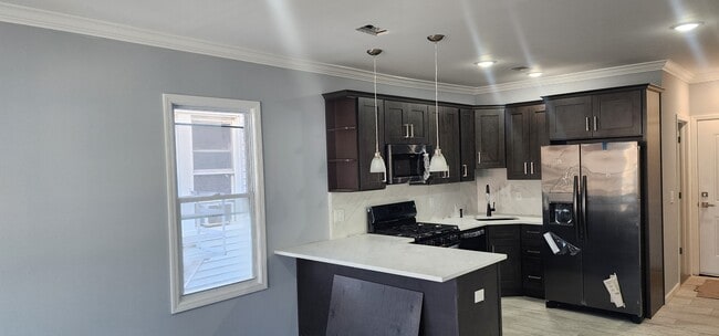 632 Adams Ave, Unit 1st Flr Front in Elizabeth, NJ - Building Photo - Building Photo