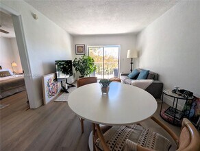 445 SW 11th St in Miami, FL - Foto de edificio - Building Photo