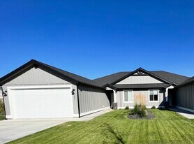 1041 S Russell St in Airway Heights, WA - Building Photo