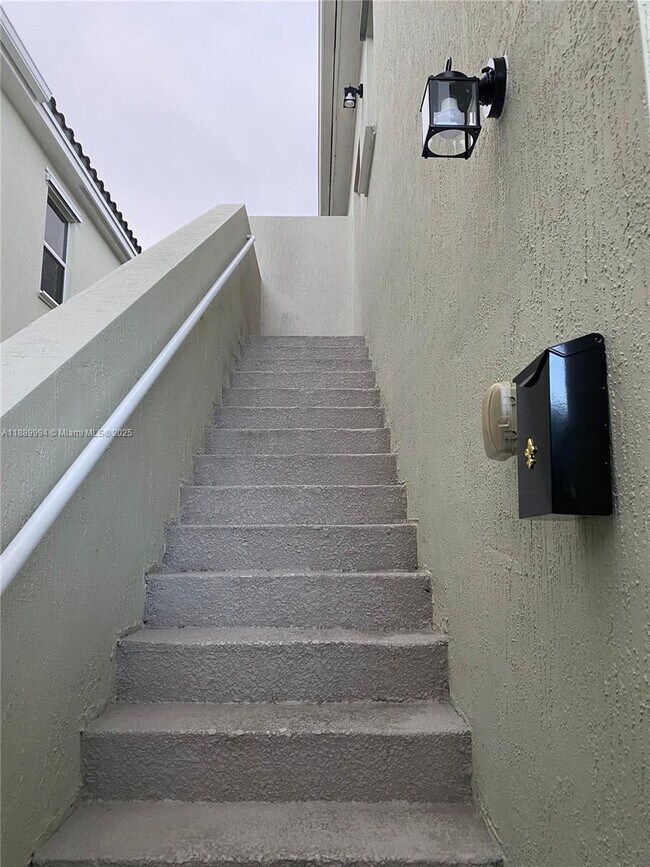 17077 SW 93rd St in Miami, FL - Building Photo - Building Photo