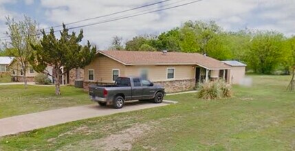 609 6th St, Unit 3 in Blanket, TX - Building Photo - Building Photo