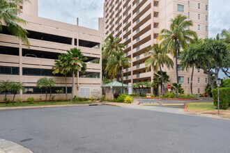 Country Club Village 4 in Honolulu, HI - Foto de edificio - Building Photo