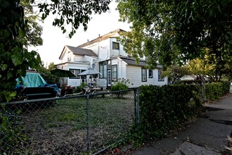 320 4th St in Petaluma, CA - Building Photo - Building Photo