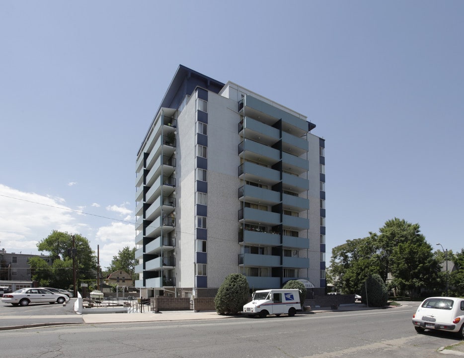 William Tell Apartments for Senior Living in Denver, CO - Foto de edificio