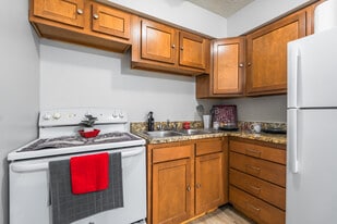 Chateau Royale Apartments in Louisville, KY - Building Photo