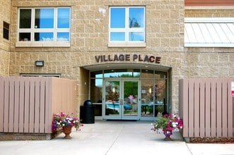 Village Place Apartments in Duluth, MN - Foto de edificio - Building Photo