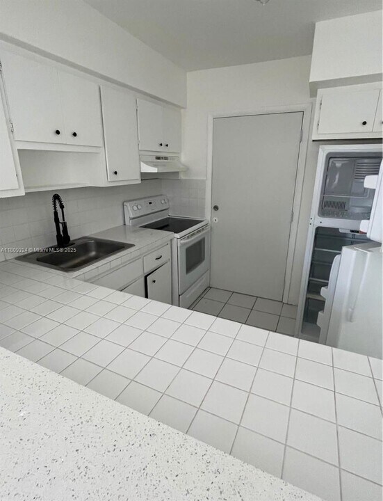 621 S Royal Poinciana Blvd in Miami Springs, FL - Building Photo