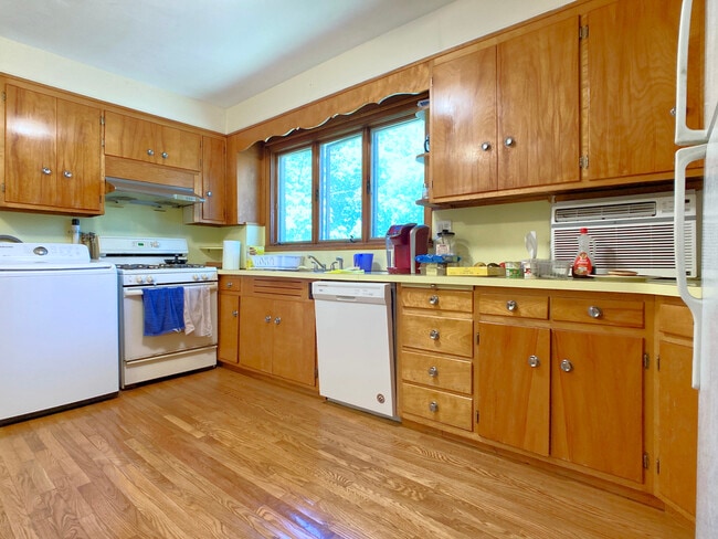 129 Oxford Rd, Unit 2 in Newton, MA - Foto de edificio - Building Photo