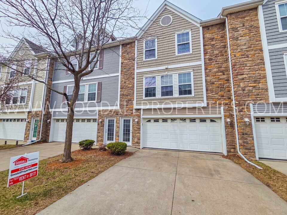 324 NE Sandalwood in Waukee, IA - Building Photo