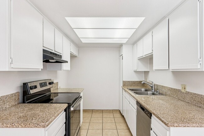 476 E Cypress Ave in Burbank, CA - Building Photo - Building Photo