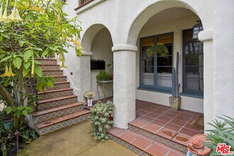 607 N Kilkea Dr in Los Angeles, CA - Building Photo - Building Photo
