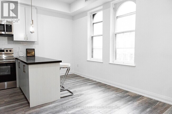 213-213 Jarvis St in Toronto, ON - Building Photo - Building Photo