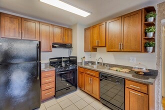 Heritage Park Apartments in Adelphi, MD - Foto de edificio - Building Photo