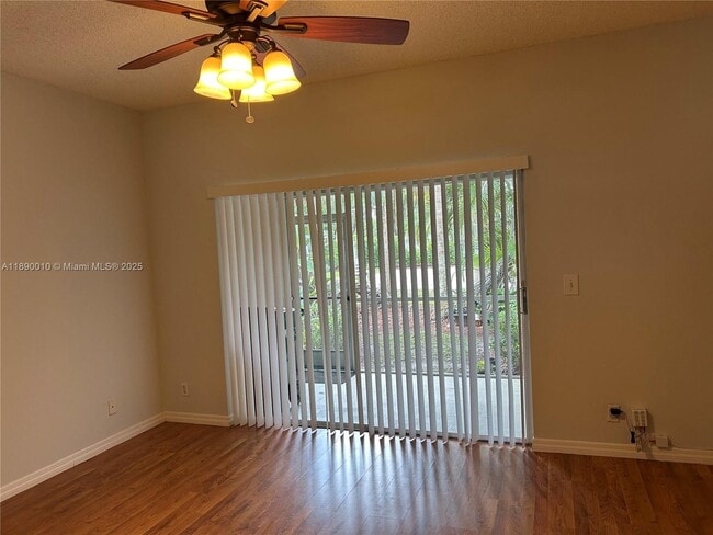 11030 Tarpon Bay Ct in Tamarac, FL - Foto de edificio - Building Photo