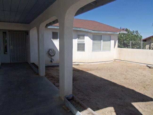 5736 Morongo Rd in Twentynine Palms, CA - Building Photo - Building Photo