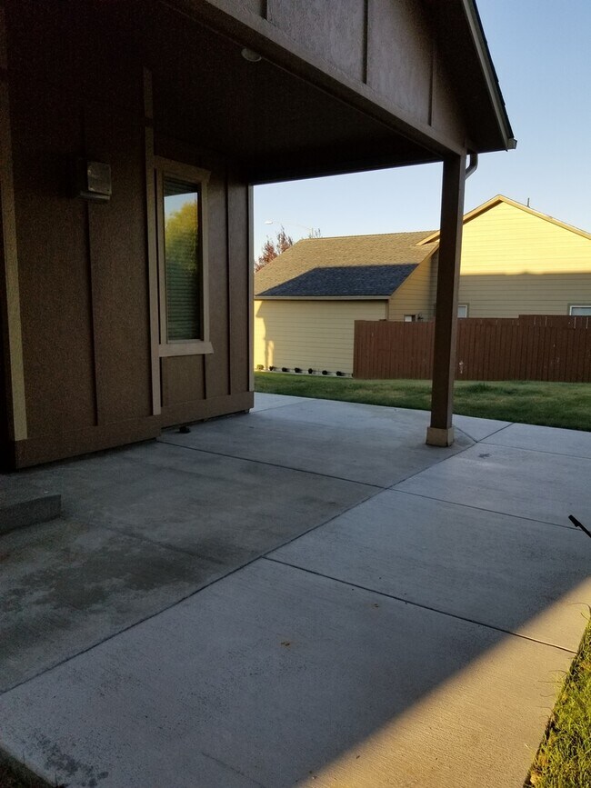 509 Bluff W Dr in Moses Lake, WA - Building Photo - Building Photo