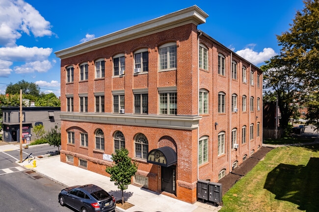 Glass Factory in Harrisburg, PA - Foto de edificio - Building Photo