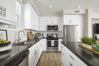 Lincoln Village Apartment Homes in Riverside, CA - Foto de edificio - Building Photo