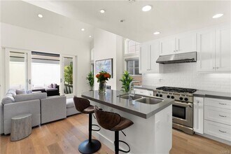 606 1/2 Marigold Ave in Newport Beach, CA - Building Photo - Building Photo