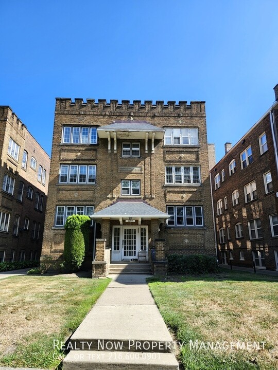 2453 Overlook Rd in Cleveland Heights, OH - Building Photo